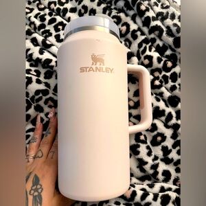 Used light pink 64 oz Stanley
